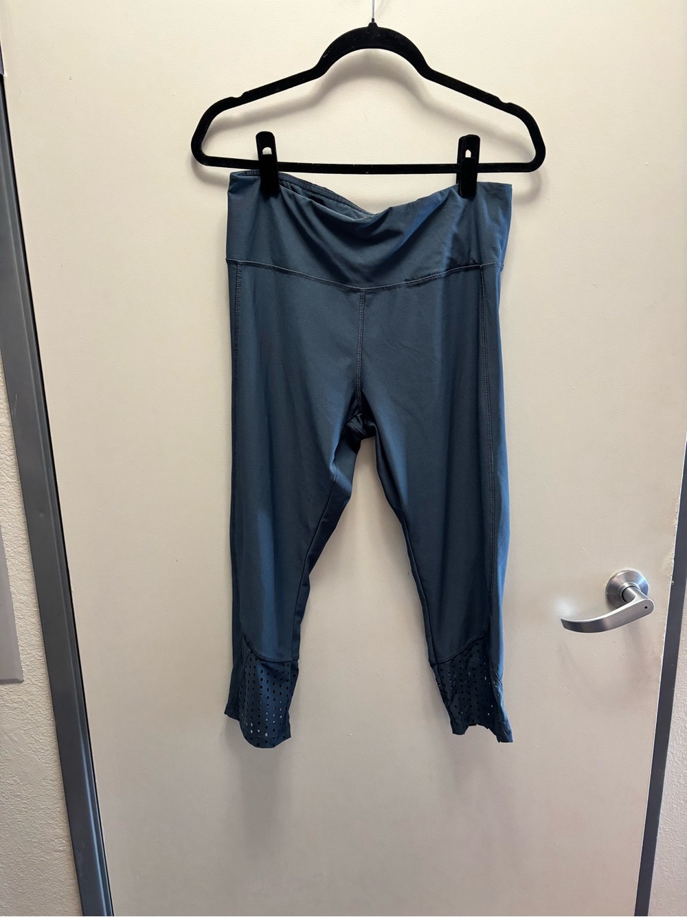 VOGO Athletica Slate gray Capri Leggings size XL